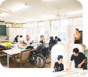 介護施設での入居者による創作活動・レクリエーションの風景。複数の利用者が机に向かい作業に従事している
